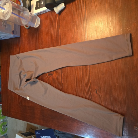 Vuori High-Rise Leggings in Mauve Brown - Picture 4 of 7